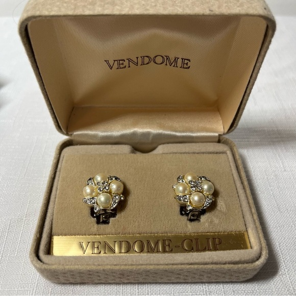Vintage signed Vendome faux pearl rhinestone silver tone clip on earrings - Picture 3 of 4